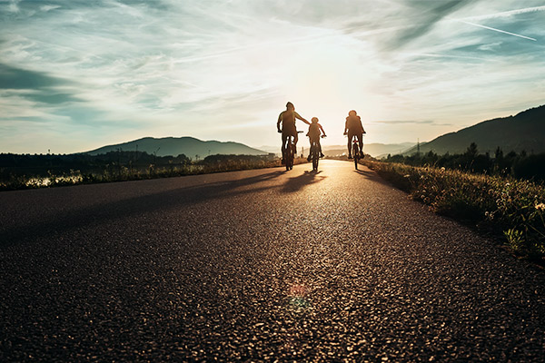 Drei Radfahrer am Radweg, Deutschland