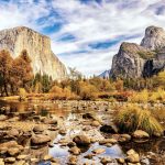 Herbstfarben, Wasser, Blick auf die Berge im Yosemite Nationalpark. © Rakshit Hatwar