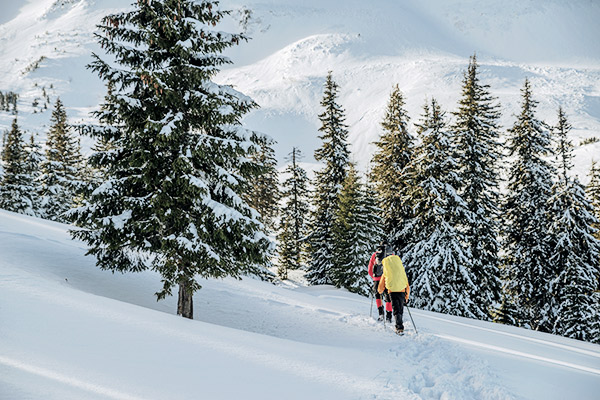 Wanderer mit Rucksack im Schnee