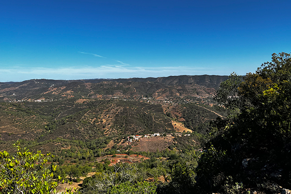 Blick vom Rocha da Pena ins Hinterland