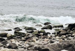 reisebericht-azoren-kratersee-steine-am-meer