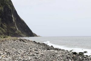 reisebericht-azoren-kratersee-wasserfall-am-meer