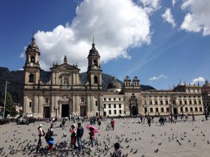 großer Platz mit Kathedrale