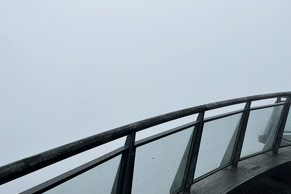 vom Nebel bedeckte Aussicht auf der Aussichtsplattform des Cabo Girão