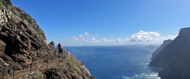 Wanderung an der Nordküste Madeiras mit Blick auf den Atlantik