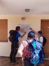 Matthias erklärt der Reisegruppe die Geografie der Insel Kreta