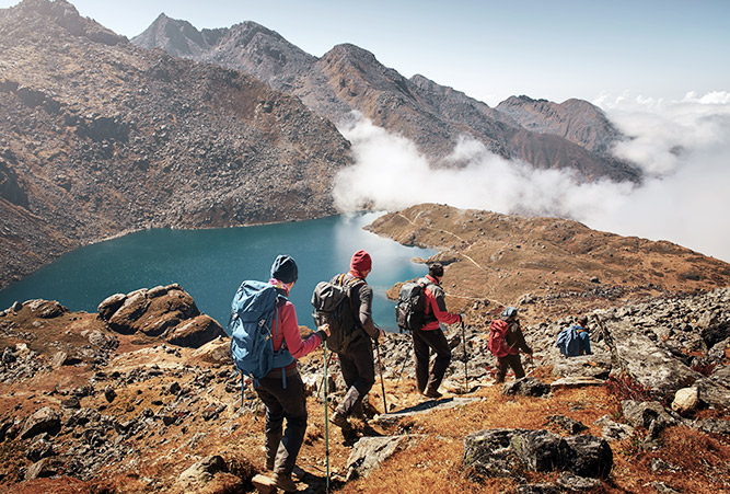 Fünf Wanderer in Gebirge in Nepal