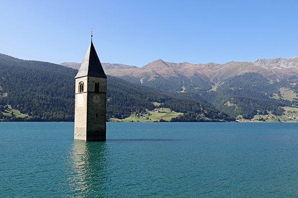 versunkener Kirchturm im Reschensee