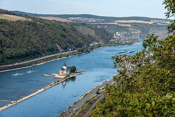 Blick auf Rhein vom Rgeinsteig