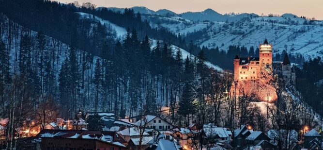 erleuchtetes Schloss Bran in Winterlandschaft