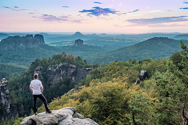 Aussicht vom Carolafelsen auf die zackigen Berge Schrammsteine und Falkenstein