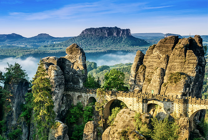 Aussicht auf die Bastei und Schwedenlöcher