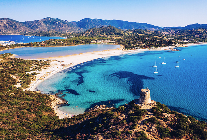 Blick auf den Simius Strand auf Sardinien