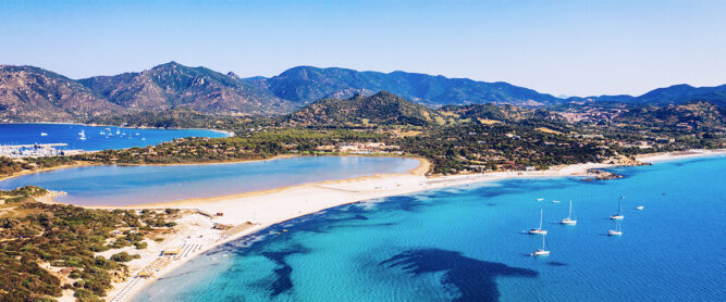 Blick auf den Simius Strand auf Sardinien