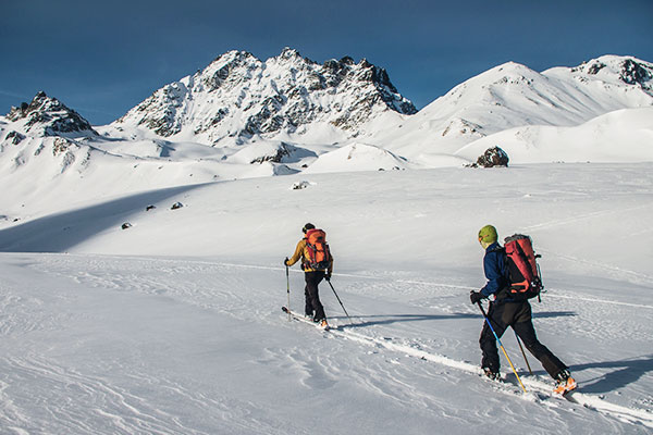 Schitourengeher in den Alpen