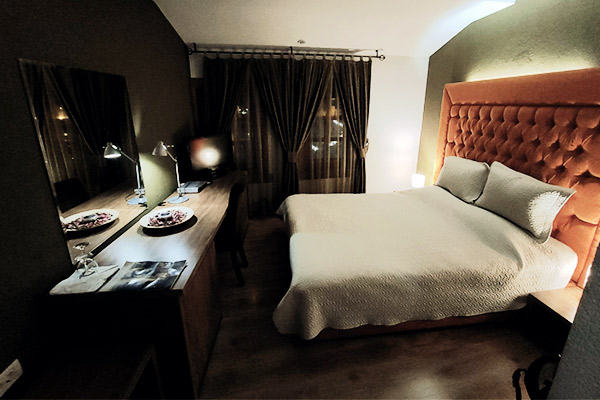 Schlafzimmer Hotel Gjakova, Albanien