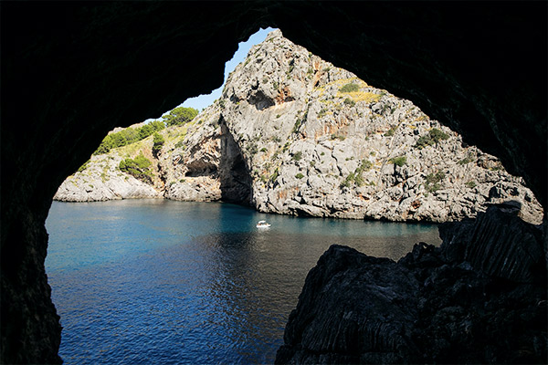 Blick aus einer Höhlenbucht, Mallorca