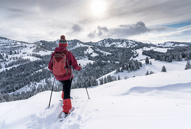 Schneeschuhwanderin in Bergen Bayerns