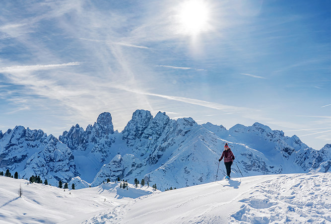Ein Schneeschuhwanderer vor stark verschneiter Berglandschaft, Südtirol