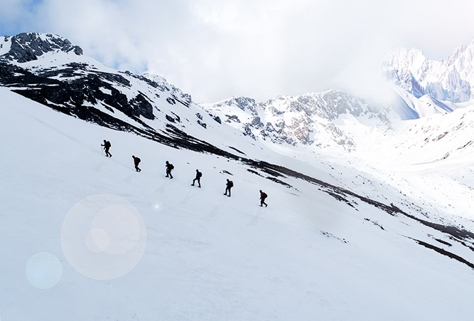 Gruppe Schneeschuh Tourengeher auf Berg