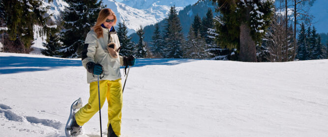 Frau beim Schneeschuhwandern