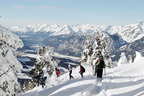 schneeschwuhwandern in der gruppe