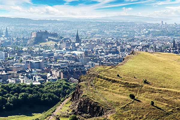 Blick auf Edinburgh von Arthur's Seat