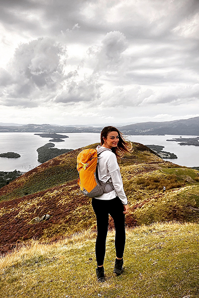 Anja beim Wandern in Schottland