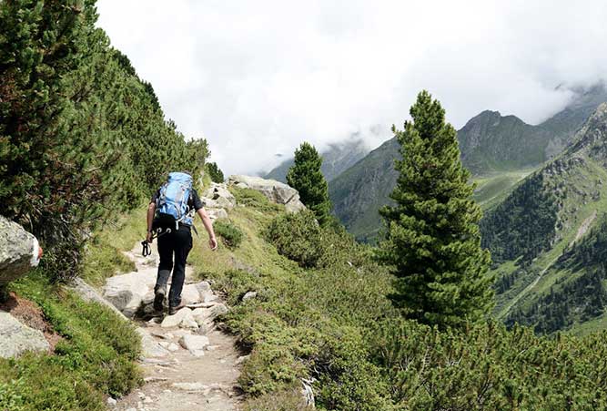 Wanderer auf Alpenüberquerung Garmisch nach Sterzingen