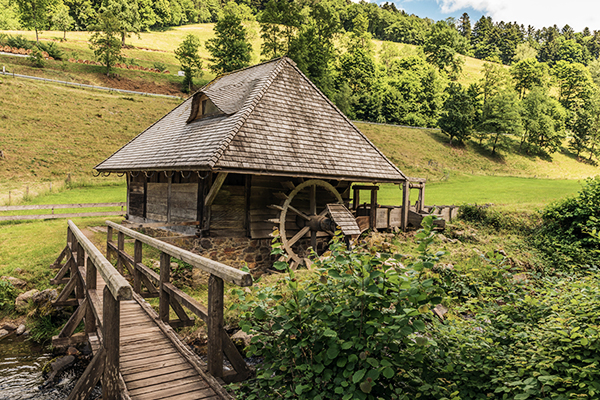 Alte traditionelle Wassermühle im Schwarzwald