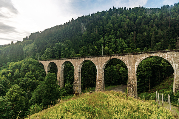 Historische Eisenbahnbrücke in der Ravenna Schlucht