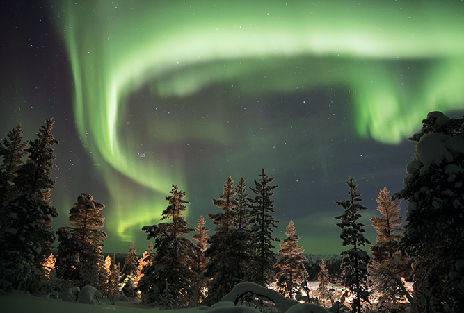 Nordlichter im Schnee in Schweden