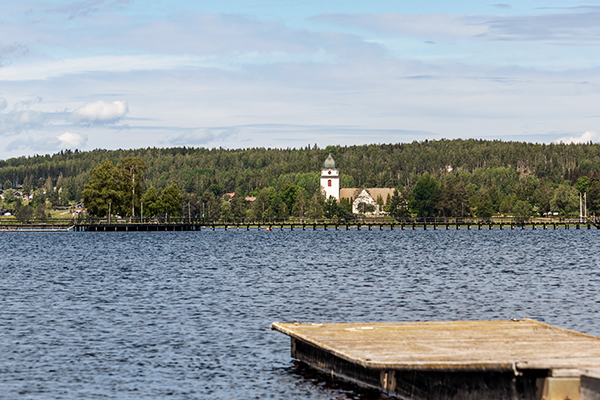 Blick auf eine Kirche am Ufer des Siljansees