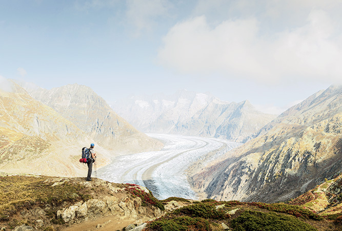 Waderin vor der Walliser Gletscherwelt