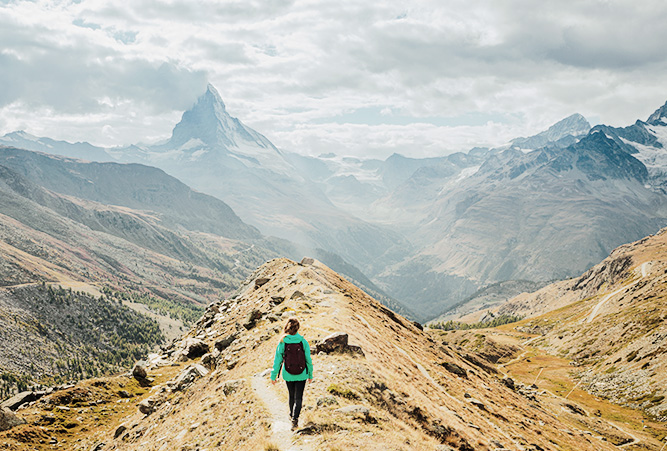 Wanderin mit Matterhorn am Horizont