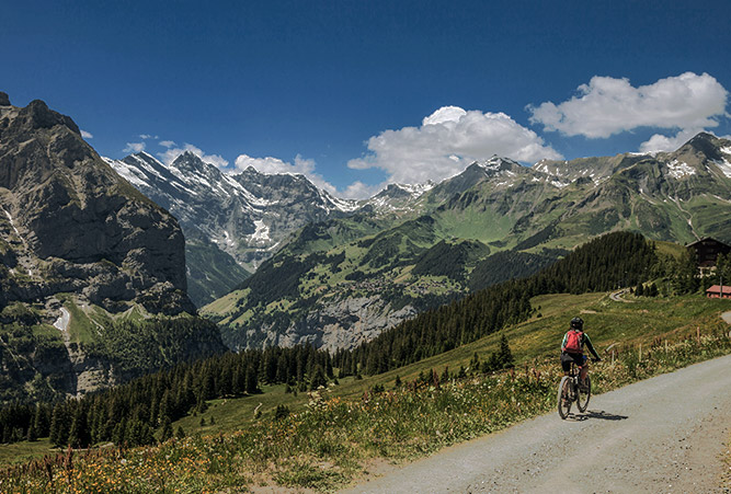 Radfahrerin in der Schweiz