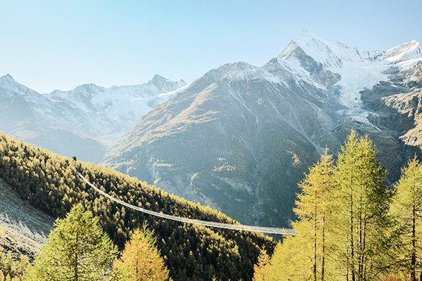 Hängebrücke Apsi-Titter in Wallis vor Bergkette