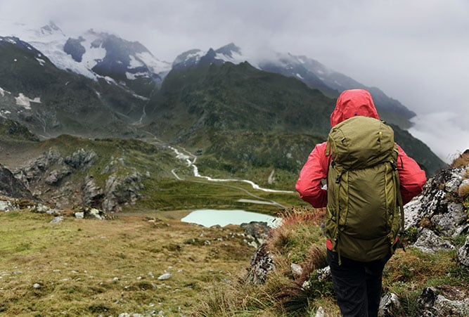 Frau beim Wandern in den Alpen