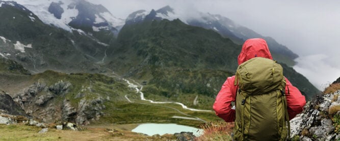 Frau beim Wandern in der Schweiz