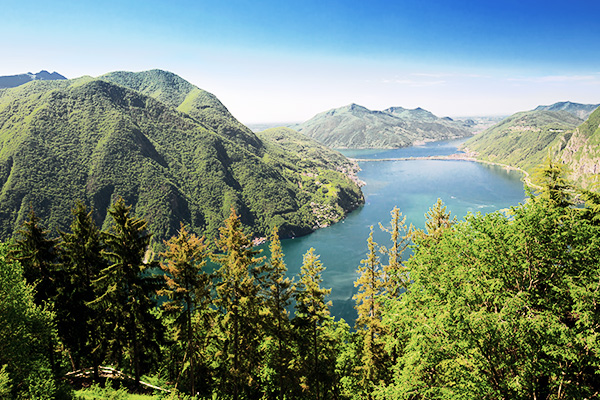Blick vom Monte san Salvatore auf einen See