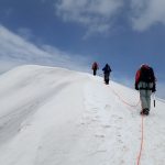 Bergsteiger in Seilschaft am Bergkamm, Ötztal