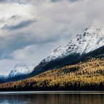 Ein See, Wald und Berge im Hintergrund. Glacier Nationalpark. © Shane Stagner