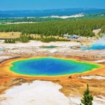 Ein großer prismatischer See im Yellowstone Nationalpark. © Shutterstock