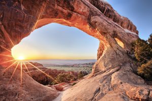 Fantastische Aussicht durch einen Sandbogen im Arches Nationalpark, USA. © Shutterstock