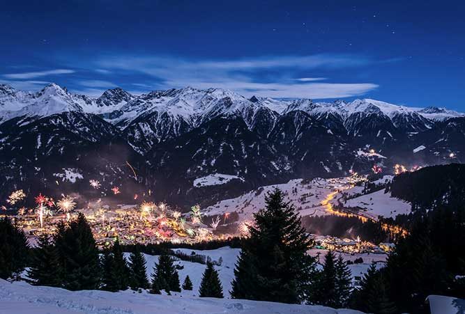 silvestertraditionen-feuerwerk-berge-im-hintergrund-beitragsbild