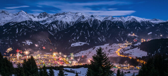 silvestertraditionen-feuerwerk-berge-im-hintergrund-header