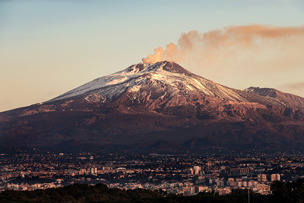 Blick auf den rauchenden Vulkan Ätna und die Stadt Catania