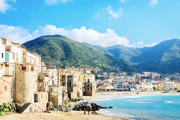Strand und Häuser in Cefalu auf Sizilien