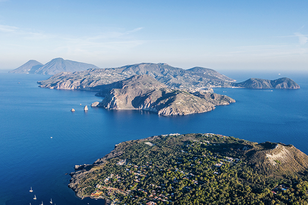 Blick auf die Inseln Lipari und Salina