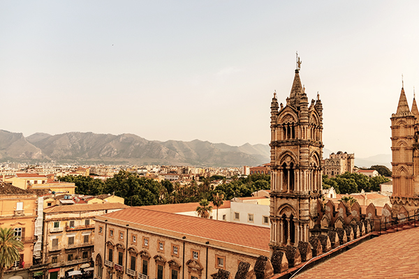 Häuser und Kirchturm in der Altstadt von Palermo